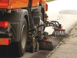 Zametanie obecných ciest v našej obci - v pondelok 28.4.2025 1
